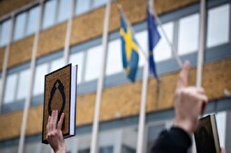 في رمضان .. إحراق القرآن في السويد بعرض مستفز