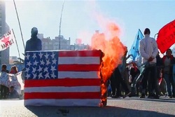 阿根廷抗议者焚烧美国国旗