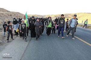 Pilger machen sich zu Fuß auf den Weg zum Schrein von Imam Ridha (as.)