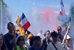 Franceses desgarran la bandera de la OTAN y exigen salida de la alianza