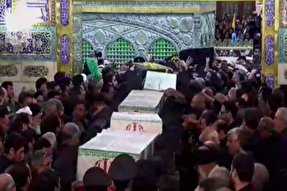 فیلم/ طواف پیکر مطهر سپهبد شهید حاج قاسم سلیمانی در حرم امام رضا(ع)