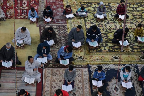 برگزاری حلقه‌های رمضانی تلاوت قرآن در کشمیر + عکس