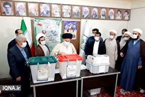 حضور رئیس جامعه مدرسین حوزه علمیه قم در انتخابات + فیلم
