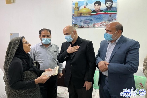 دیدار استاندار بوشهر با خانواده شهدا
