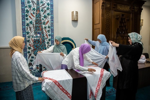 اهدای روسری به بانوان محجبه در مسجد مرکزی بیشکک + عکس