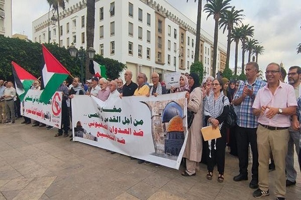 مراکشی‌ها پرچم رژیم صهیونیستی را آتش زدند + فیلم