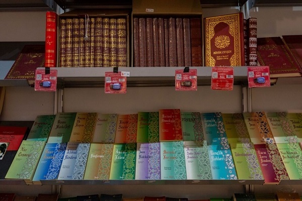 عرضه کتاب‌های دینی و قرآنی به زبان اشاره و خط بریل در نمایشگاه شارجه + فیلم
