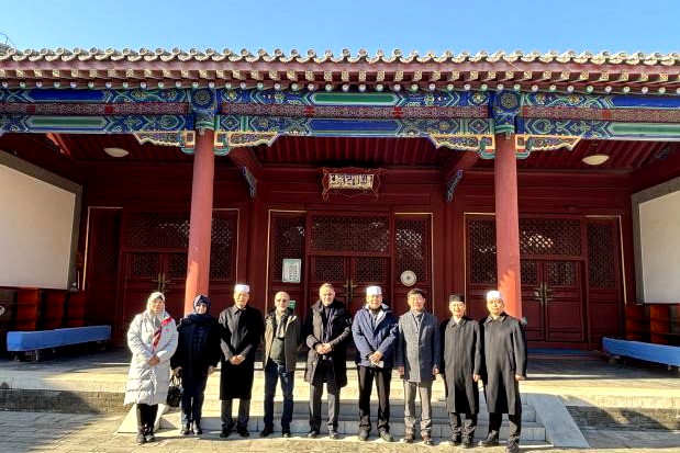 بازدید هیئت ایرانی از نسخه‌های قرآنی مسجد «دونگ سی» پکن