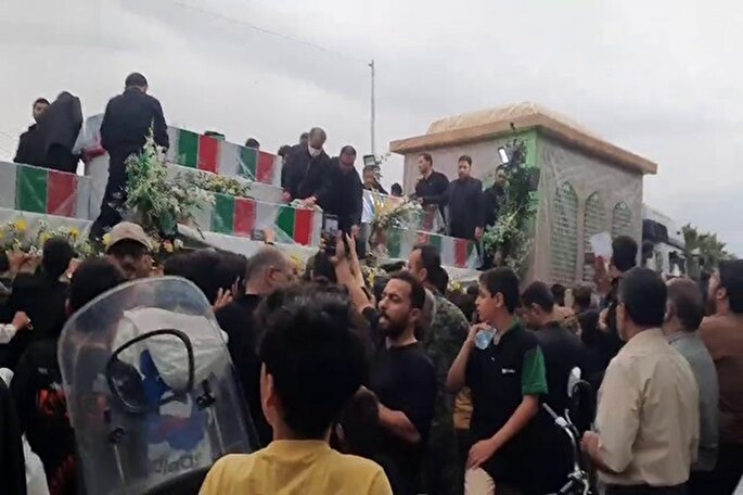 فیلم | شهدای خدمت در آغوش مردم داغدار قم