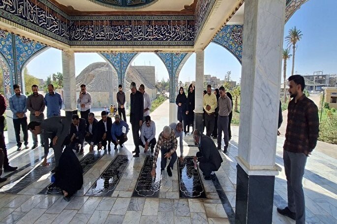 غبارروبی مزار شهدای گمنام به همت کارکنان مرکز تحقیقات زابل