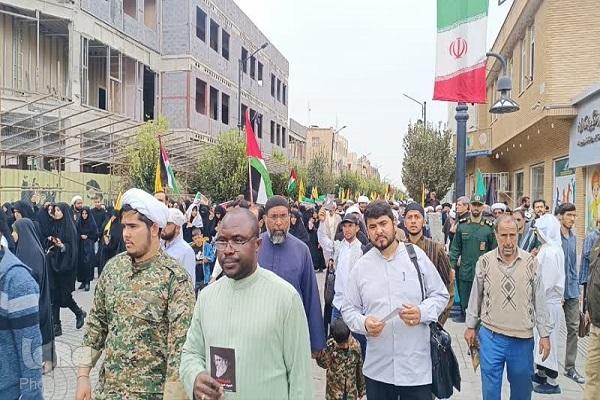 حضور طلاب غیرایرانی در اجتماع ضدصهیونیستی مردم قم + عکس