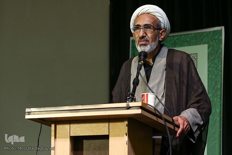 حدیث‌گرایی معیار بودن قرآن را به حاشیه می‌برد