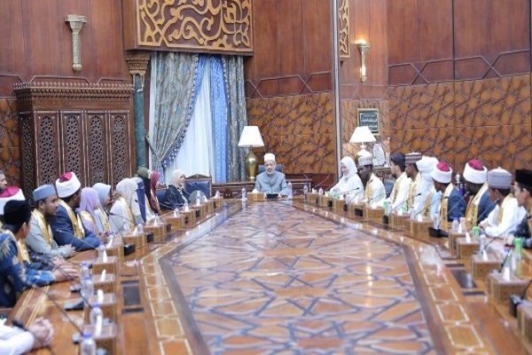 دیدار شیخ الازهر با قرآن‌آموزان مدرسه «امام طیب» در مصر
