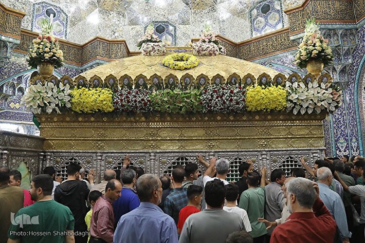 گل آرایی ضریح حضرت معصومه(س)