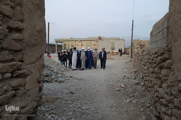 بازدید آیت الله صفایی بوشهری از روستای خورشهاب و بررسی مشکلات این روستا