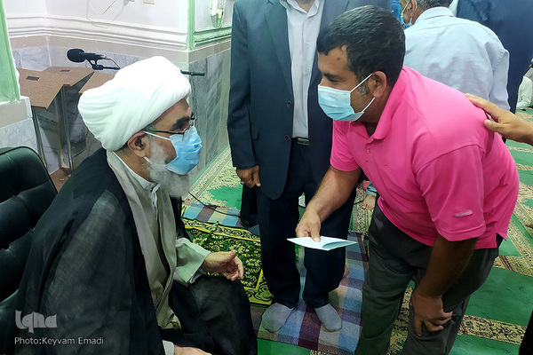 بازدید آیت الله صفایی بوشهری از روستای خورشهاب و بررسی مشکلات این روستا