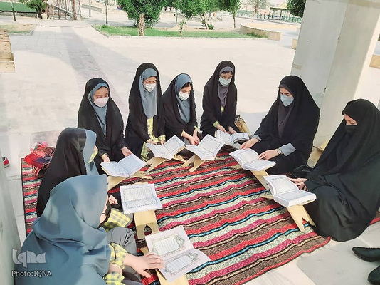 محفل انس با قرآن کریم در جوار شهدای گمنام شهر خورموج