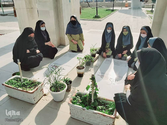 محفل انس با قرآن کریم در جوار شهدای گمنام شهر خورموج