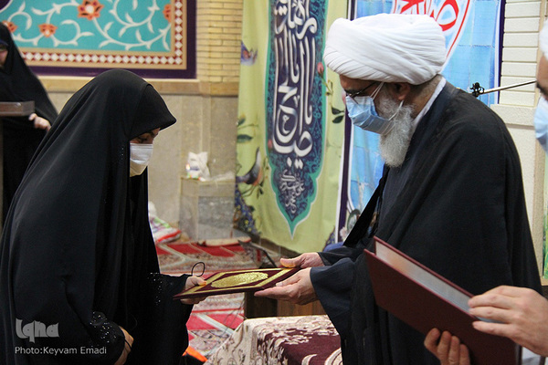 دیدار نماینده ولی فقیه در استان و امام جمعه بوشهر با جوانان و طلاب خواهر استان بوشهر