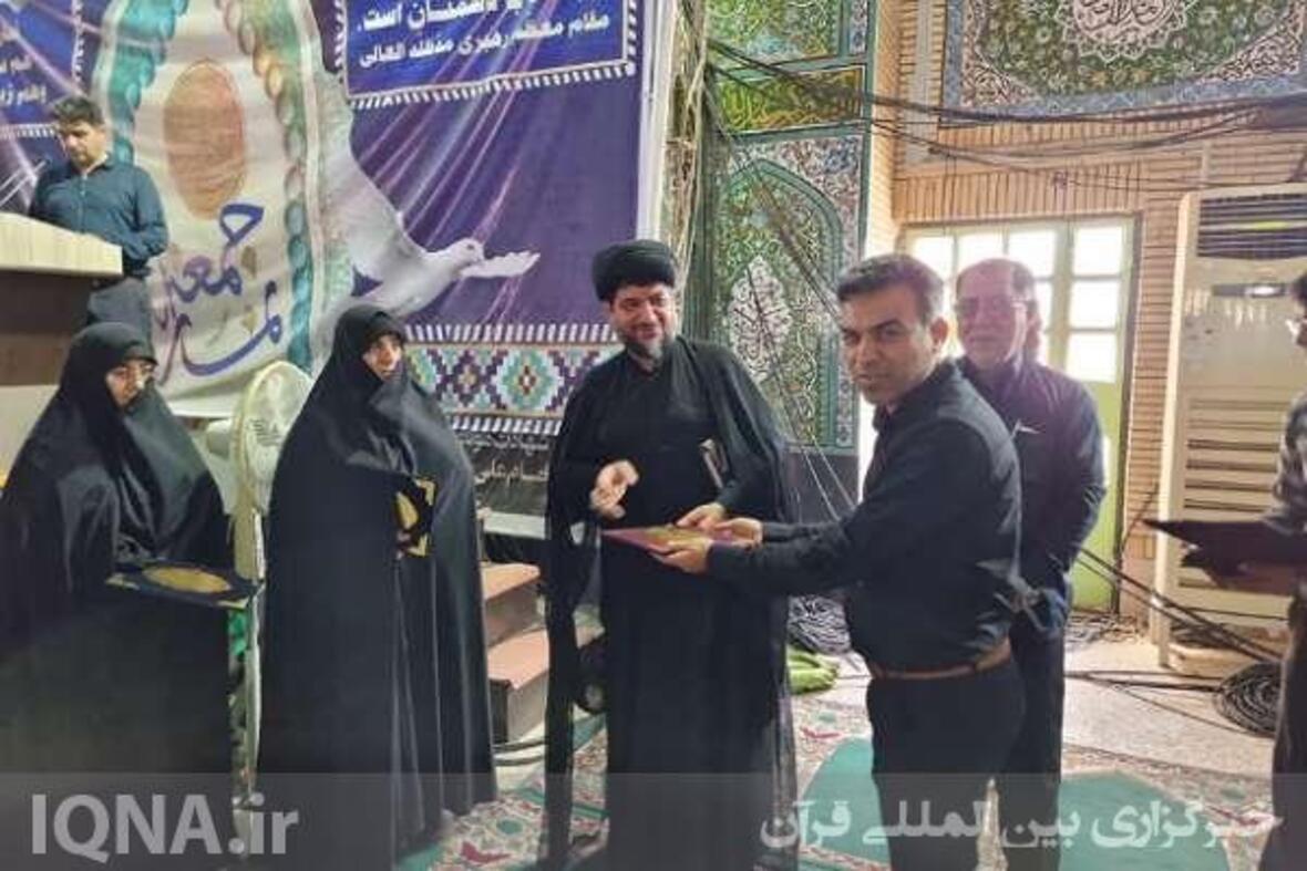 تجلیل از ۸ فعال قرآنی گناوه‌ای در مصلای نمازجمعه

