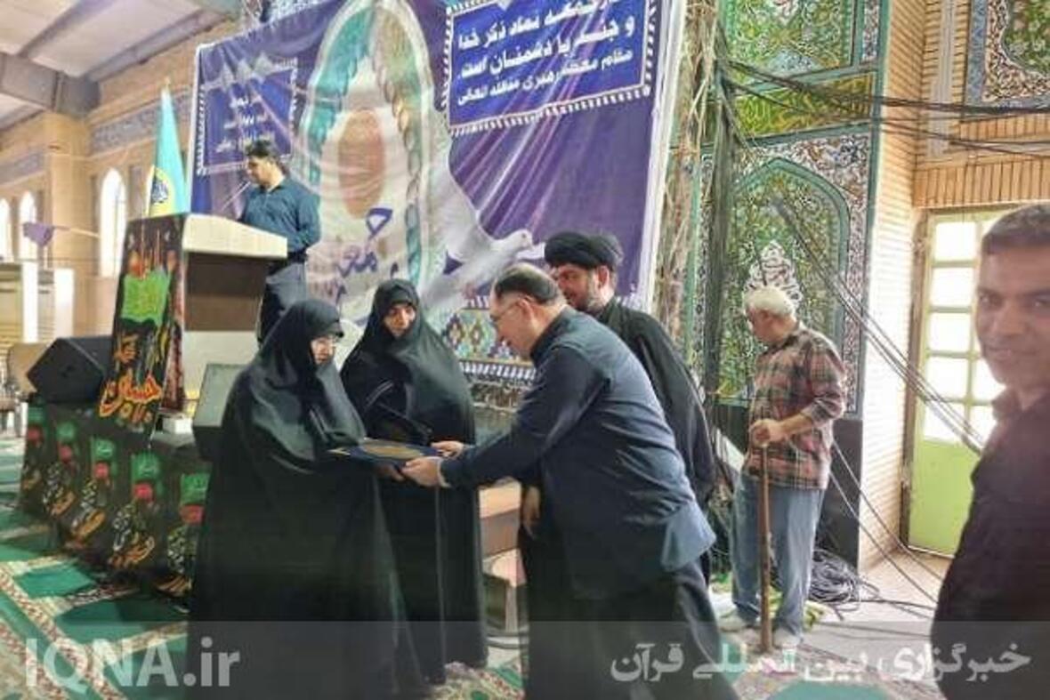 تجلیل از ۸ فعال قرآنی گناوه‌ای در مصلای نمازجمعه

