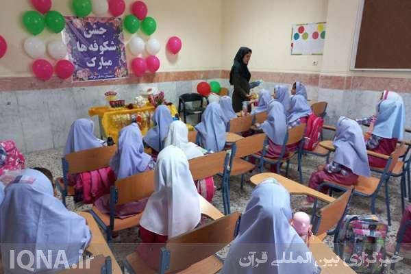 جشن شکوفه‌ها در مدارس روستای گورک بندر دلوار 