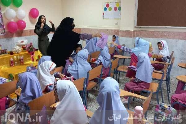 جشن شکوفه‌ها در مدارس روستای گورک بندر دلوار 