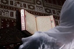 Une vieille yéménite illettrée mémorise le Coran