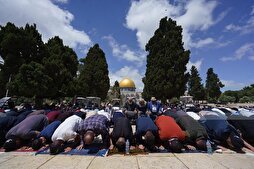 Participation massive des Palestiniens à la prière du vendredi à Al Aqsa