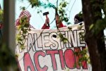 इंग्लैंड में फ़िलिस्तीन का समर्थन करने के आरोप में दर्जनों लोग अदालत में पेश हुए