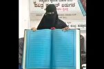 एक भारतीय महिला ने कुरान को हाथ से कॉपी किया