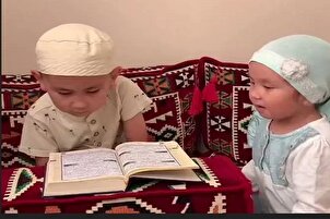 VIDEO - Bambino di 4 anni corregge sorella di 3 anni nella recitazione del Corano