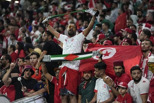 Qatar: tifosi tunisini sostengono la Palestina durante partita di Coppa del Mondo 2022