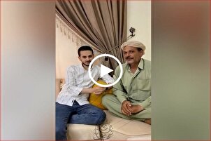 Padre e figlio recitano insieme il Corano