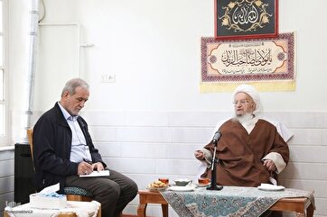 Президент посетил храм Хазрата Масуэма и встретился со старшими священнослужителями в поездке в Кум